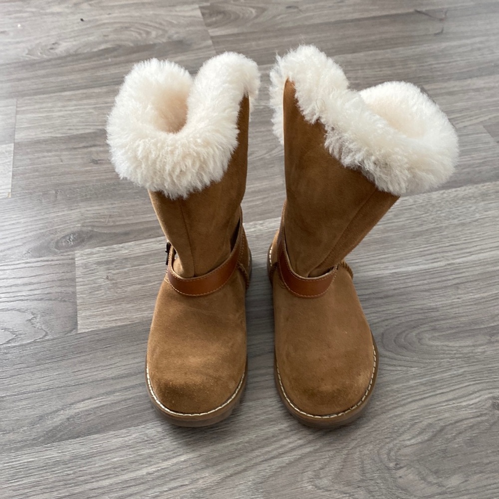 Like new Toddler UGG Boots with zipper closure sz 10